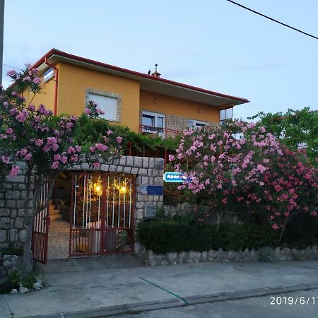 Apartments Maricic 200 Meters From The Beach Novi Vinodolski Buitenkant foto